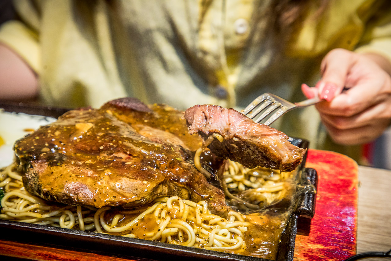 中壢牛排,紅吱吱平價牛排館-新生店