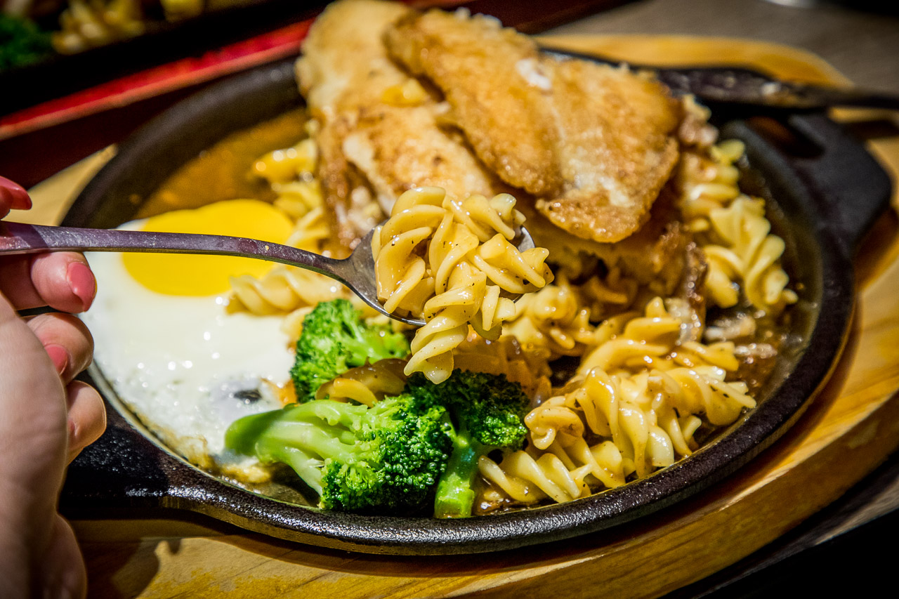 中壢牛排,紅吱吱平價牛排館-新生店