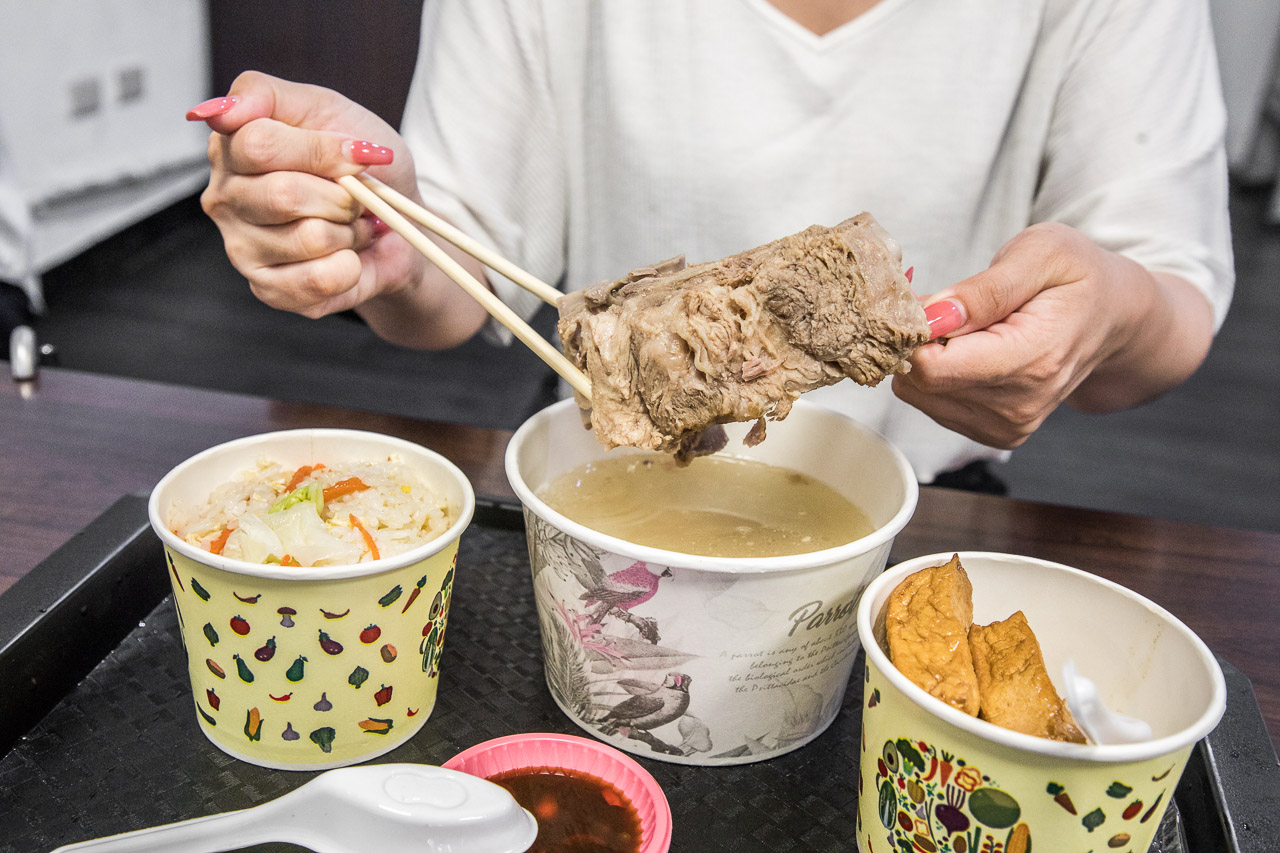 台北美食,龍山寺美食,萬華美食,台北排骨湯,龍山寺排骨湯,萬華排骨湯,台北原汁排骨湯,原汁排骨湯和平本舖 @大手牽小手。玩樂趣