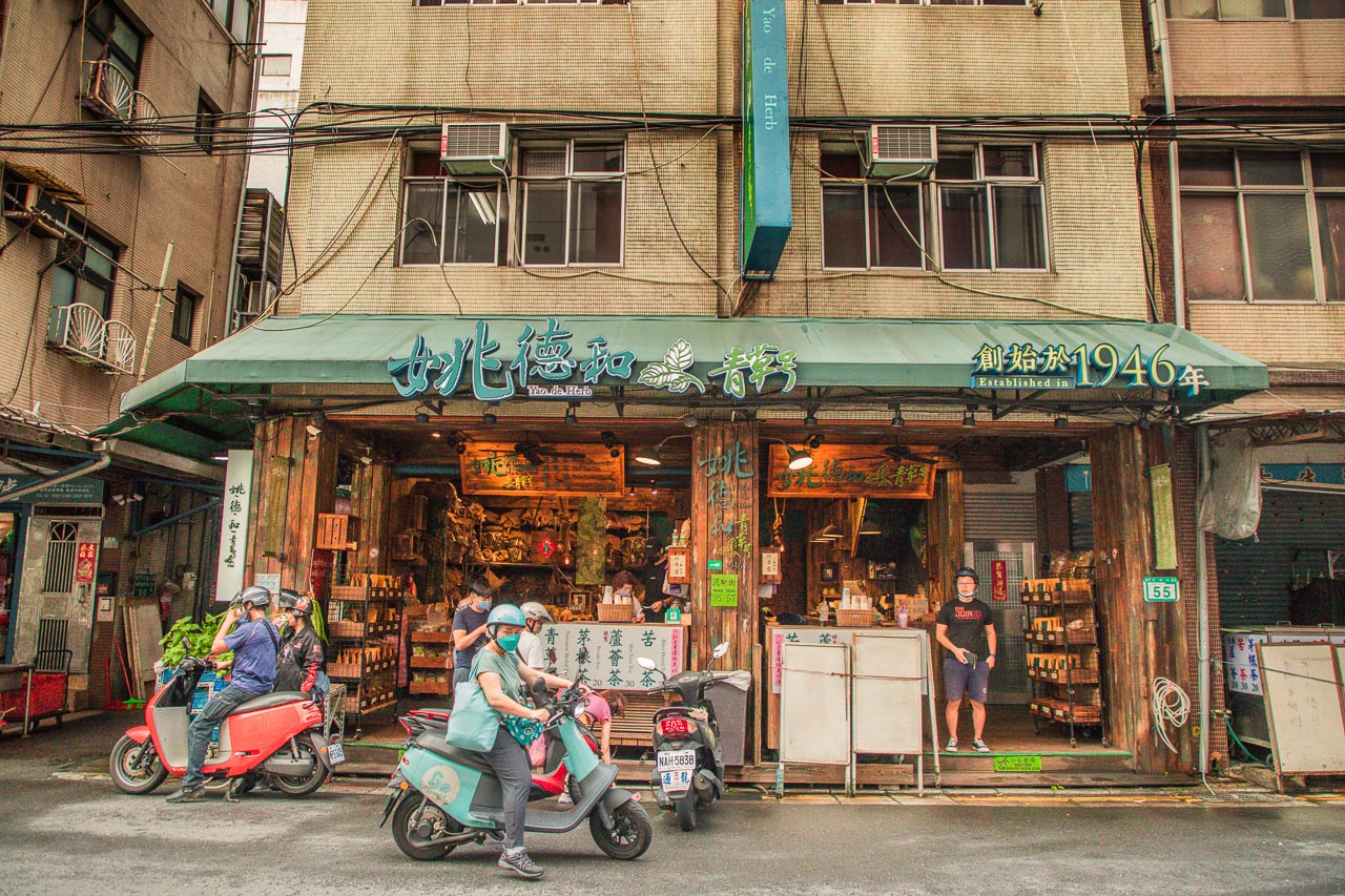 迪化街青草茶,姚德和青草號,台北美食,迪化街美食,台北手搖飲,大稻程美食,台北飲料,台北青草茶,大稻埕飲料,迪化街飲料店