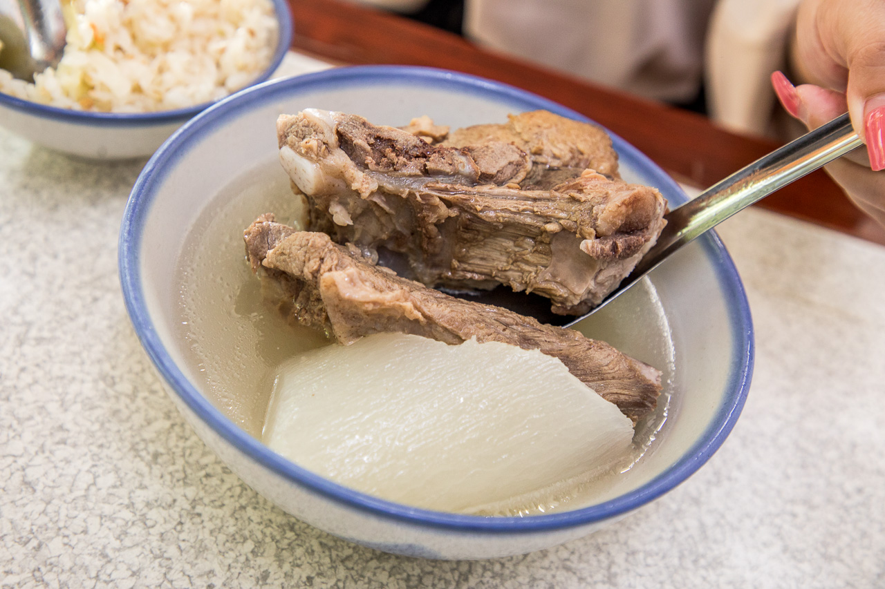 台北美食,台北小吃,台北夜市美食,台北排骨湯,台北原汁排骨湯,延三夜市美食,灶頂原汁排骨湯,高麗菜飯