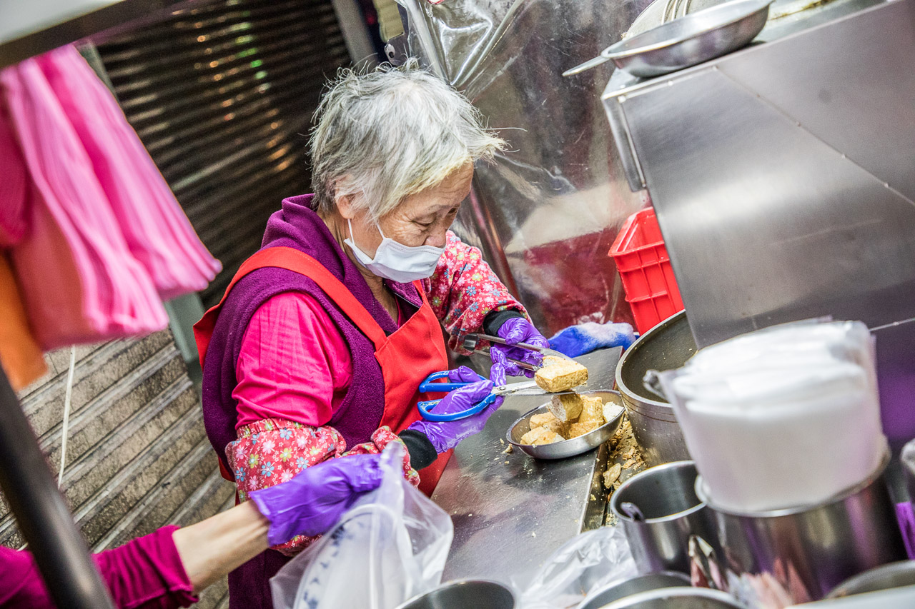 台北美食,士林美食,台北臭豆腐,士林臭豆腐,士林捷運站美食,華榮臭豆腐,士林華榮市場臭豆腐 @大手牽小手。玩樂趣