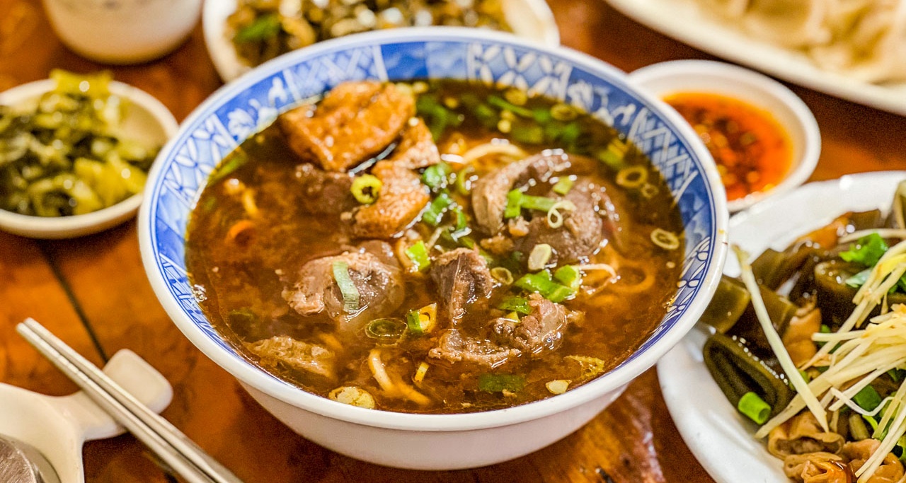 桃園美食,桃園小吃,中壢小吃,中壢牛肉麵,桃園牛肉麵,牛轉乾坤牛肉麵,中壢牛轉乾坤,湯濃麵多肉大塊！在地人私藏不說好吃原汁牛肉麵,中壢美食 @大手牽小手。玩樂趣