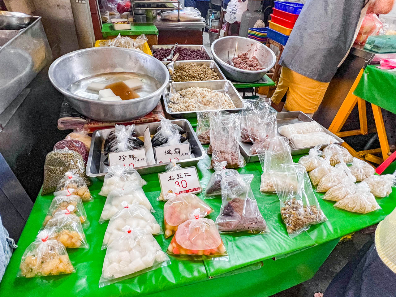 台南美食,台南甜點,台南布丁,鴨母寮市場美食,鴨母寮市場,鴨母寮阿婆布丁,台南阿婆布丁,弘記美食店