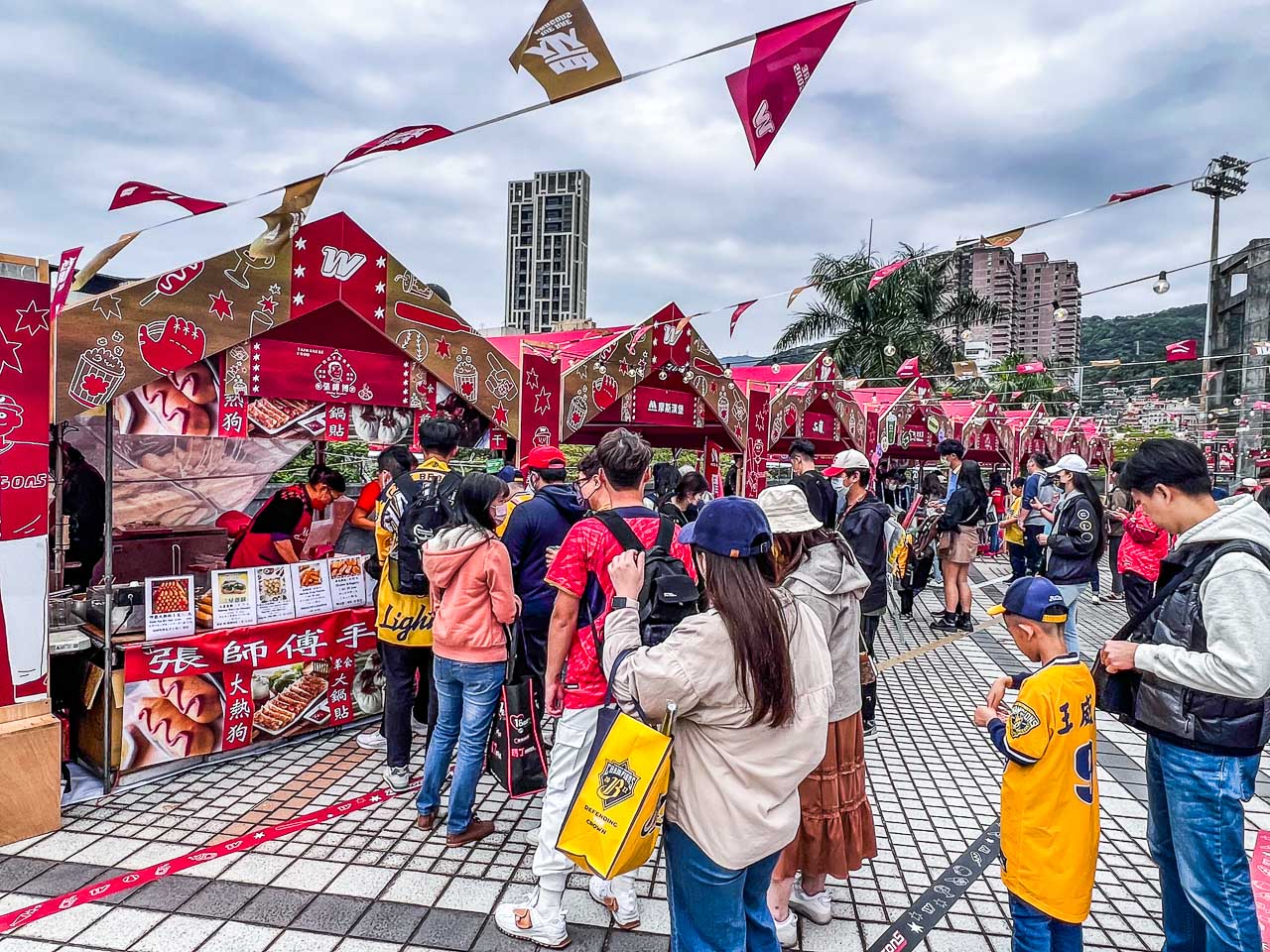 天母棒球場購票,味全龍小龍女,天母棒球場,味全龍主場,職棒購票,天母棒球場美食
