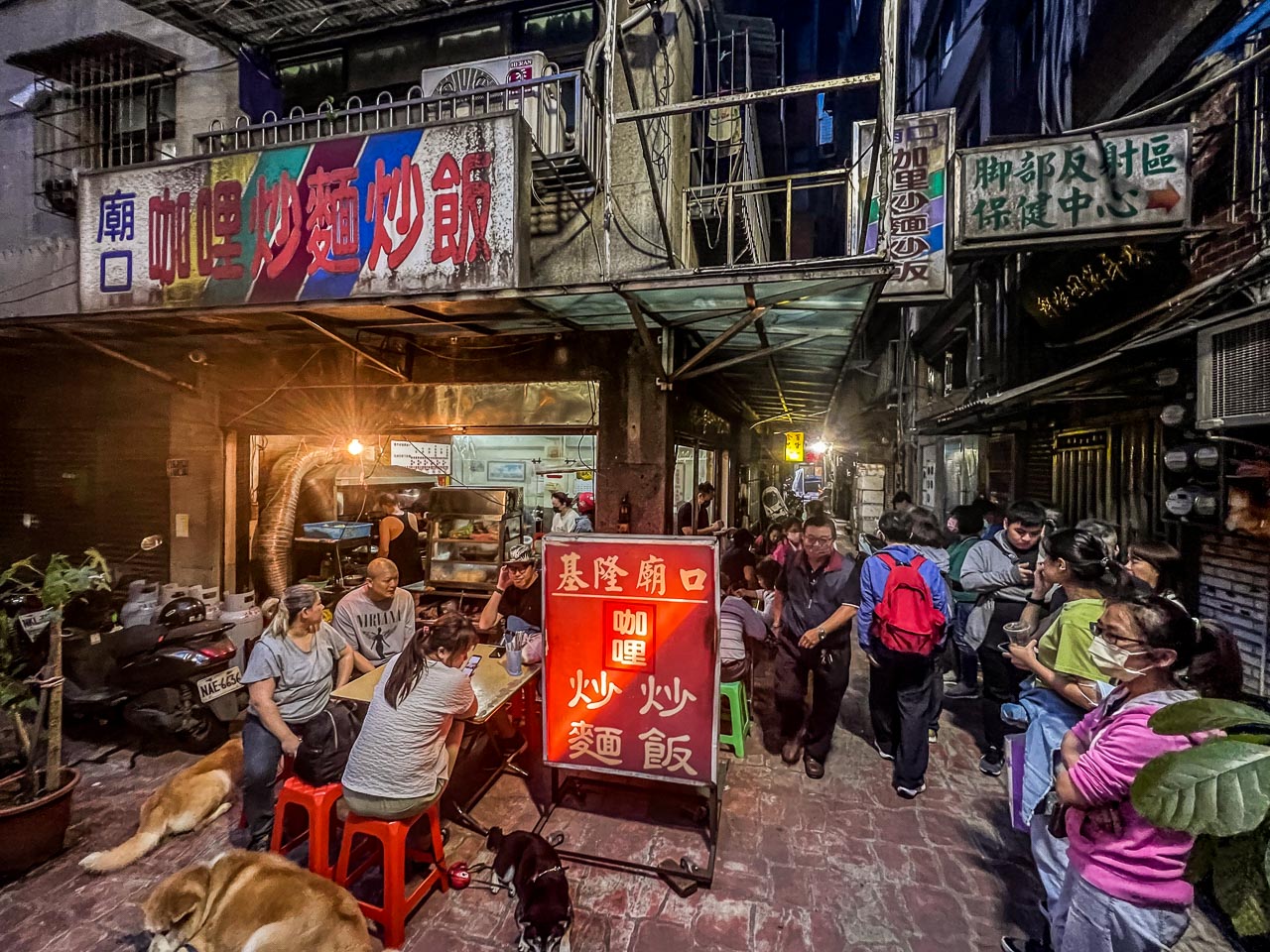 基隆廟口夜市美食,基隆咖哩炒麵,基隆慶安宮廟口咖哩炒麵炒飯,基隆美食,基隆小吃,基隆廟口小吃 @大手牽小手。玩樂趣