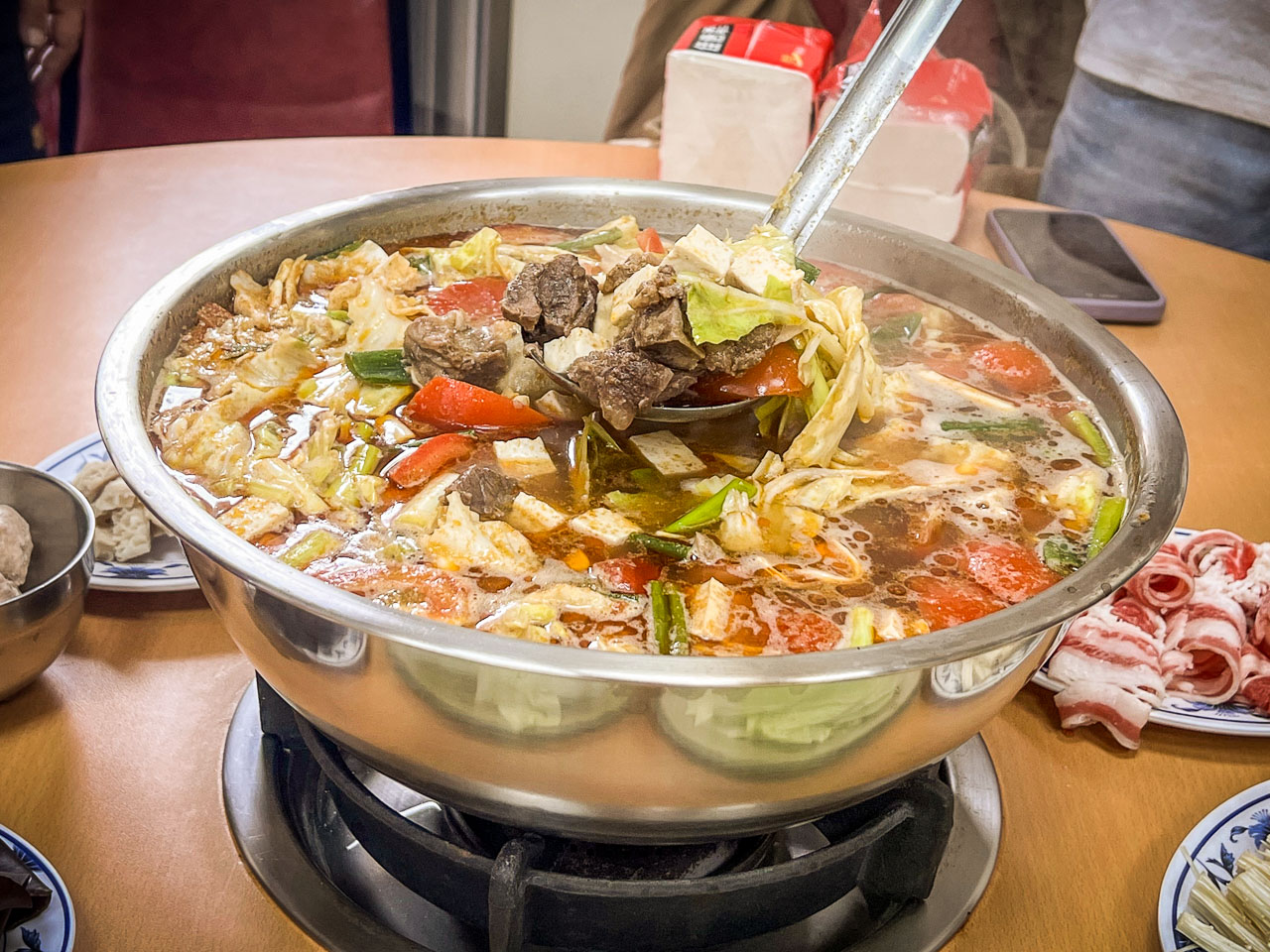 桃園美食,桃園火鍋,桃園牛肉鍋,桃園番茄牛肉鍋,老余牛家莊,桃園老余牛家莊 @大手牽小手。玩樂趣
