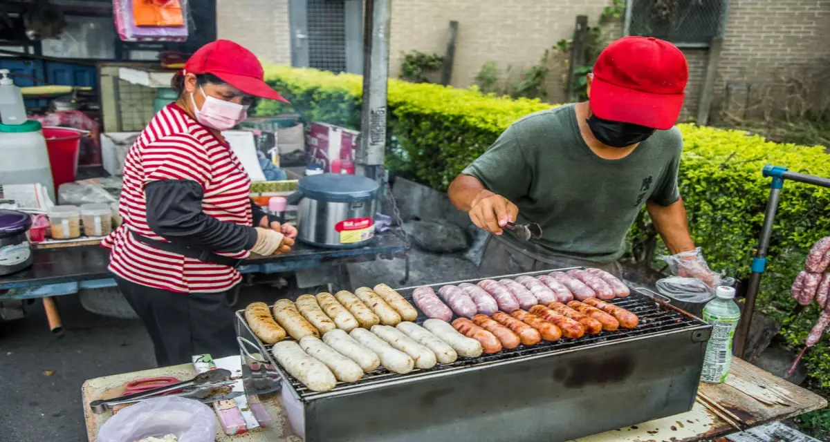 大溪烤香腸,桃園烤香腸,大溪幸福小站現烤蜜汁香腸,桃園美食,大溪美食 @大手牽小手。玩樂趣