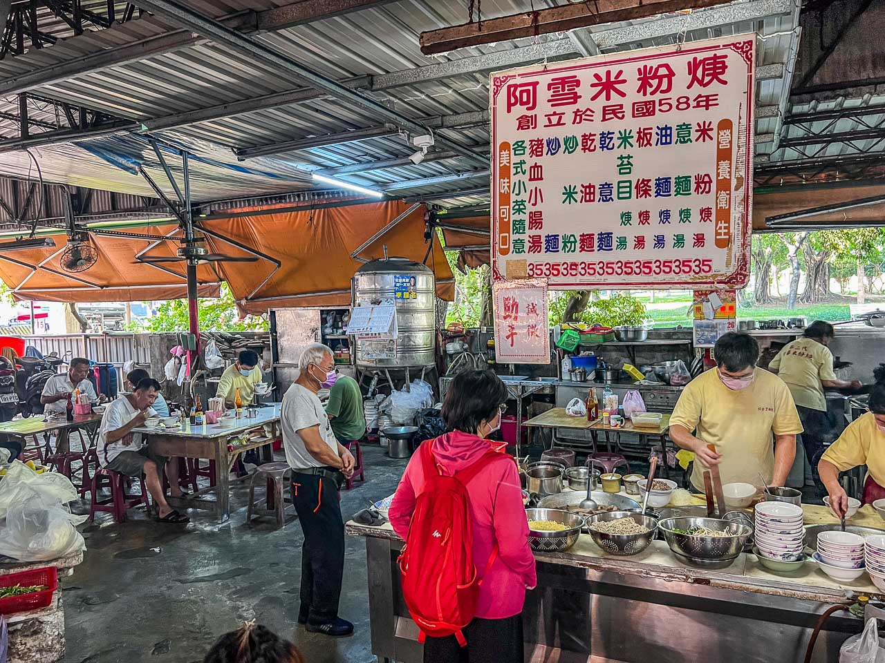 高雄美食,高雄哈囉市場美食,高雄左營仙樹三山宮市場美食,左營美食,左營米粉焿,阿雪米粉焿 @大手牽小手。玩樂趣