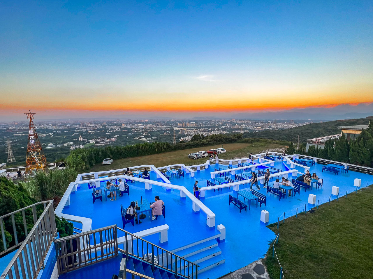 龍潭夜景餐廳,白圍牆地中海景觀咖啡