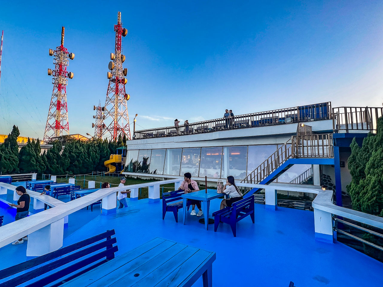 龍潭夜景餐廳,白圍牆地中海景觀咖啡