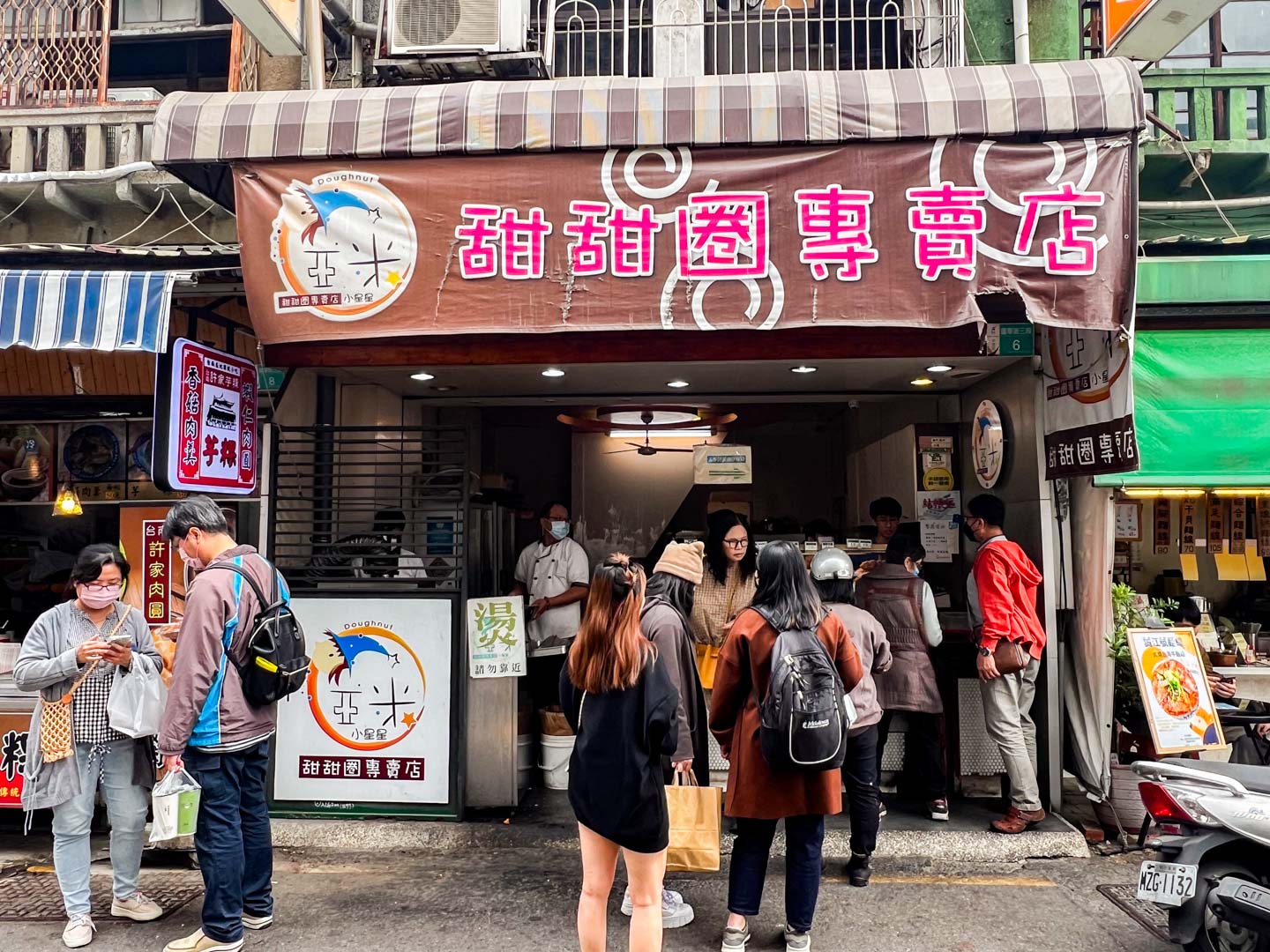 台南甜甜圈,台南老店美食,國華街美食,台南美食,台南小吃,台南甜點,亞米甜甜圈專賣店 @大手牽小手。玩樂趣