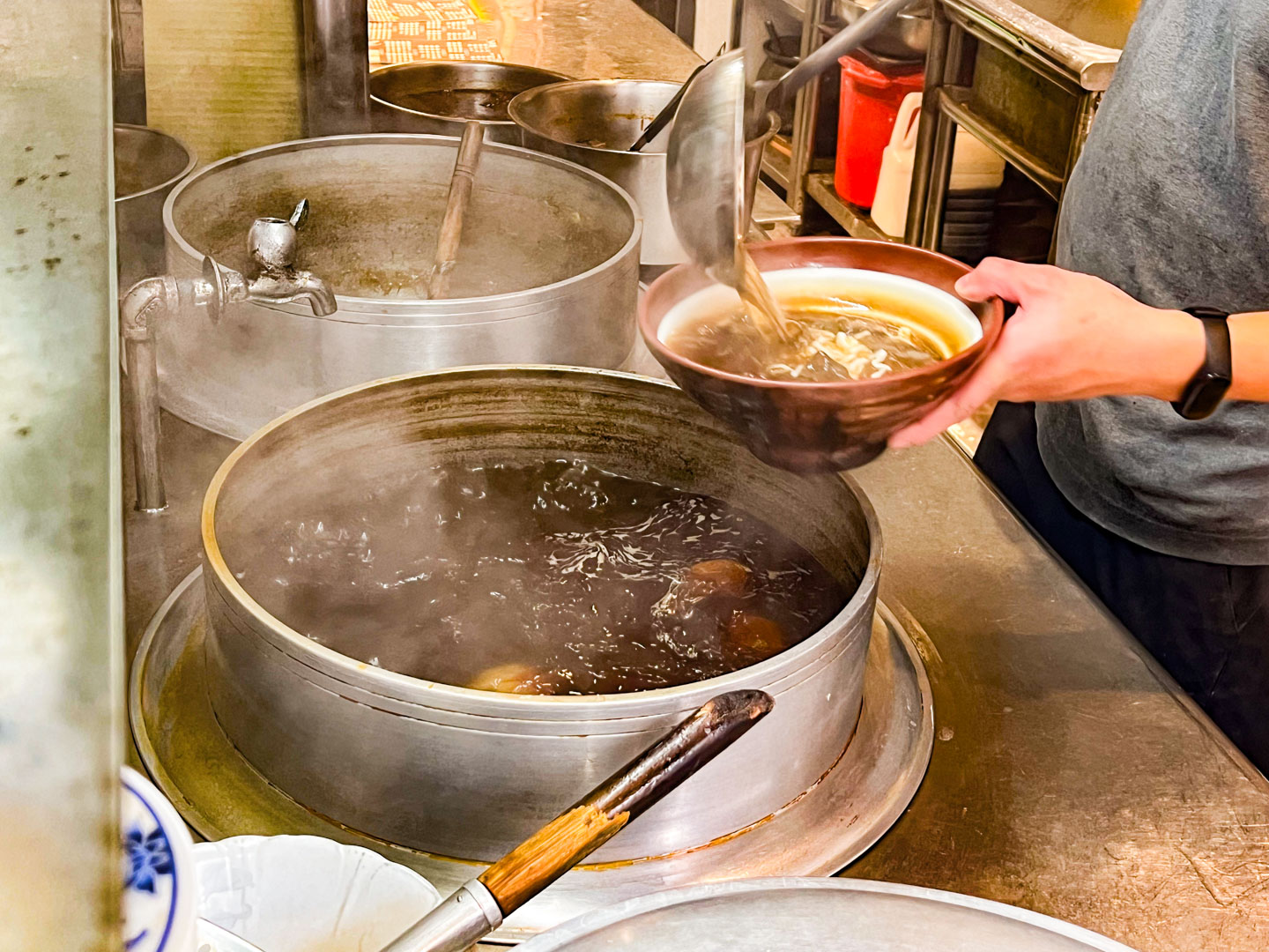 桃園美食,桃園小吃,桃園牛肉麵,小木屋牛肉麵,聚豐軒老劉原汁牛肉麵 @大手牽小手。玩樂趣