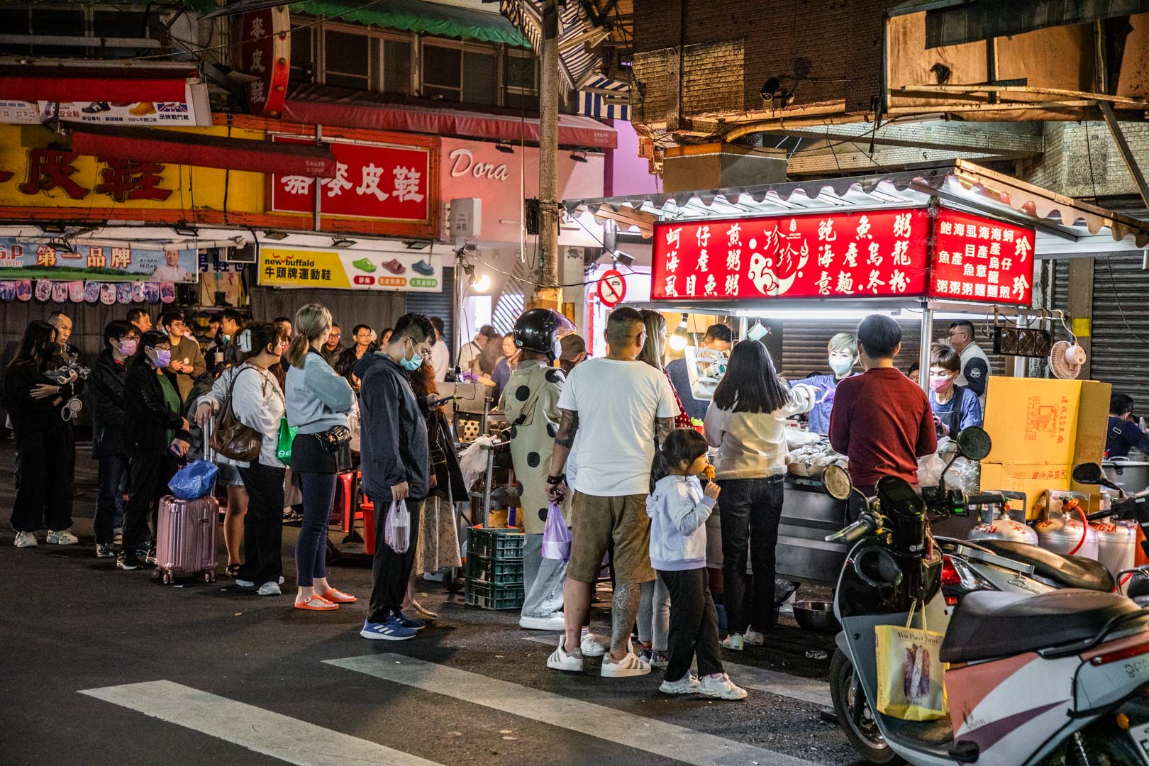 嘉義美食,嘉義小吃,嘉義海產粥,嘉義宵夜,嘉義煎虱目魚肚,珍珍蚵仔煎海產粥 @大手牽小手。玩樂趣