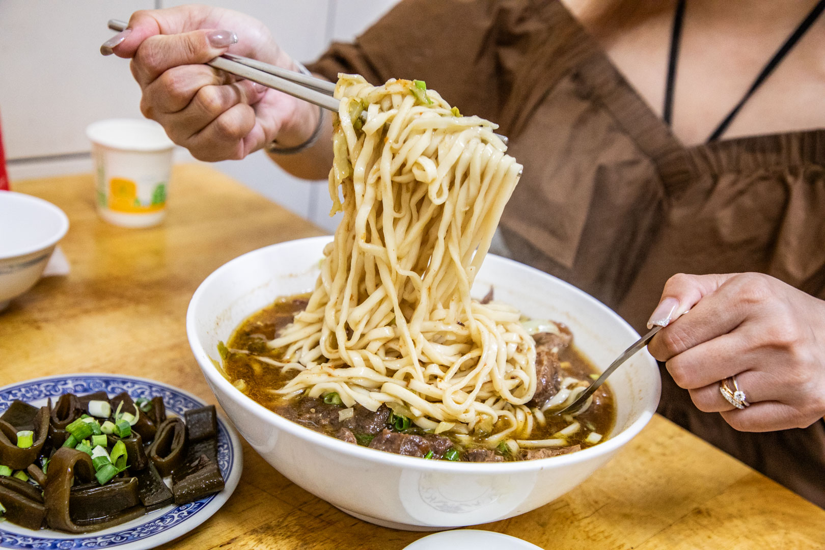 網站近期文章：亞標小吃部｜大碗牛肉麵根本家庭號！鄉民們推薦大份量沙茶牛肉麵