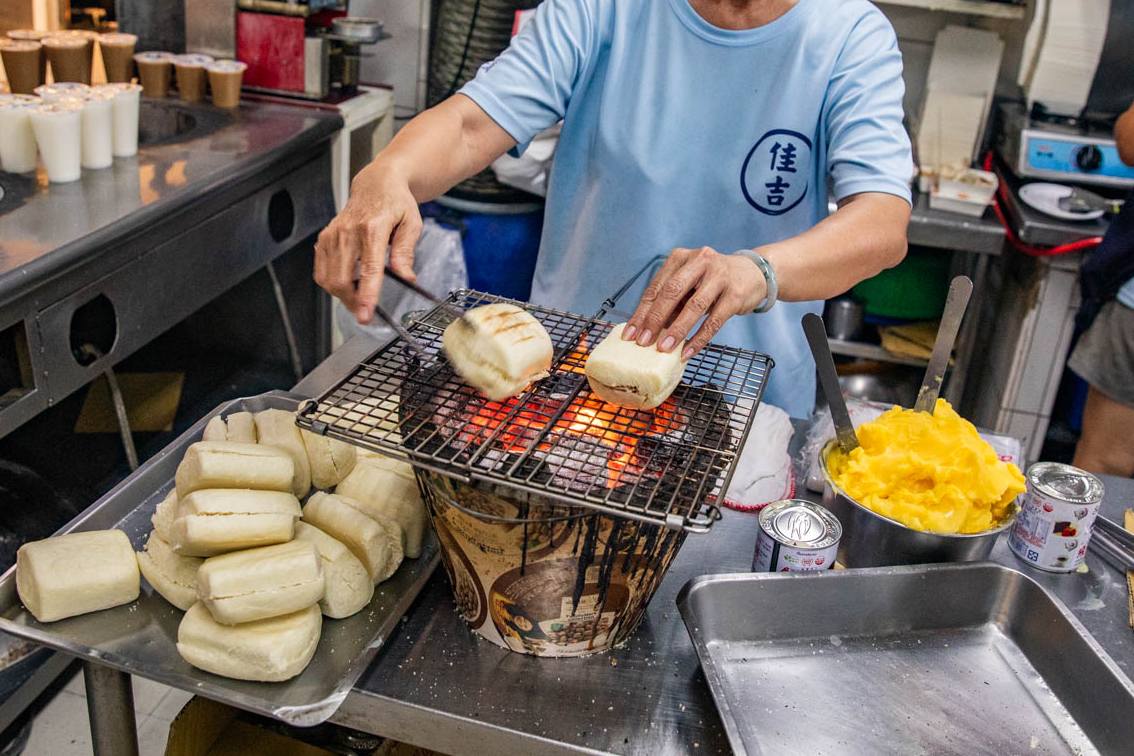 屏東美食,東港美食,東港小吃,東港烤饅頭,屏東烤饅頭,佳吉碳烤饅頭 @大手牽小手。玩樂趣