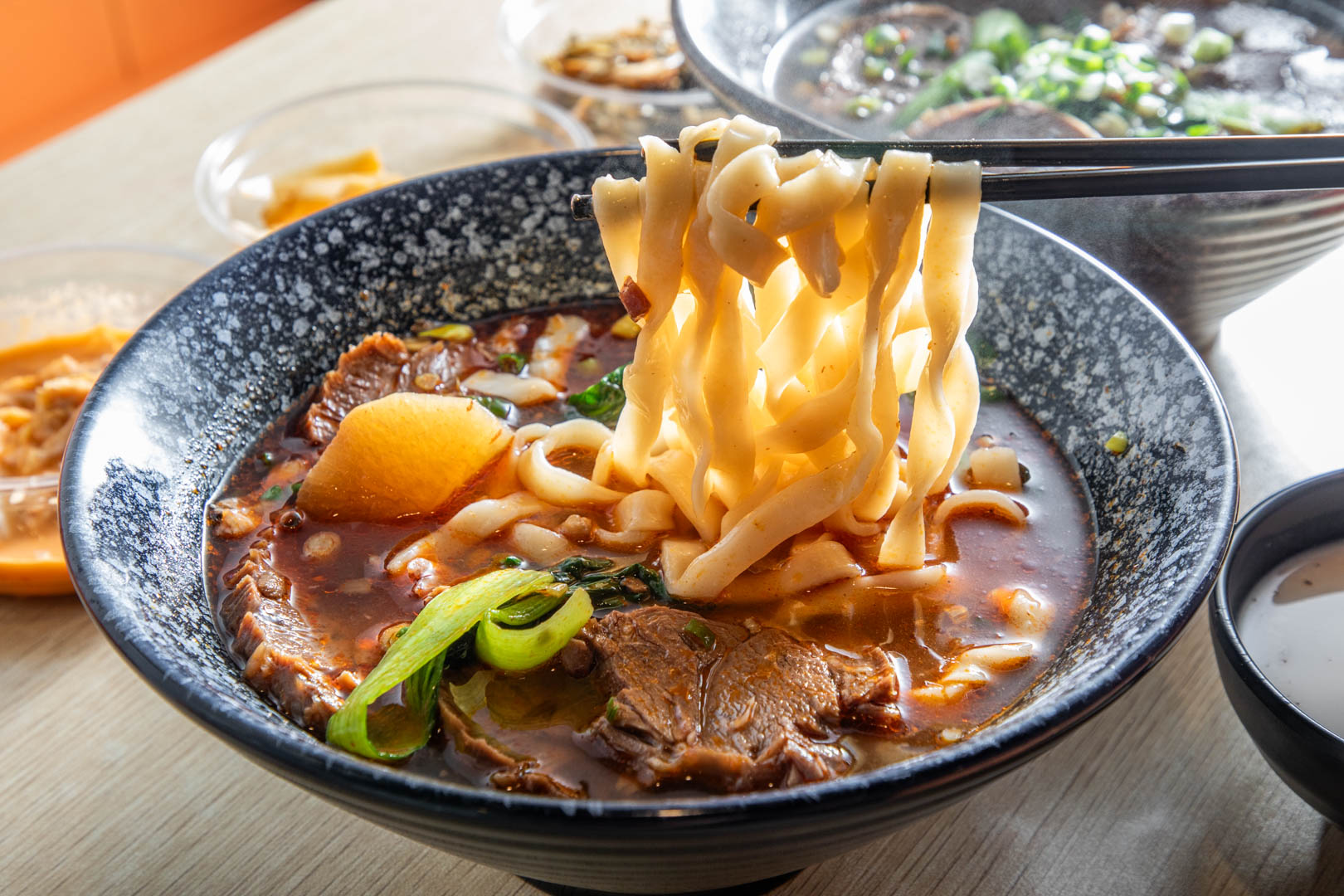 中原美食,中原牛肉麵,牛吃嫩草牛肉麵館