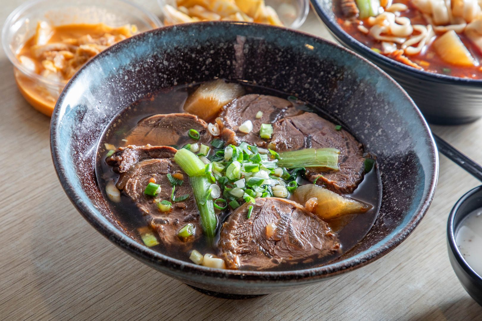 中壢好吃牛肉麵,中壢美食,中原美食,中壢聚餐,中壢牛肉麵,中原牛肉麵,牛吃嫩草牛肉麵館 @大手牽小手。玩樂趣
