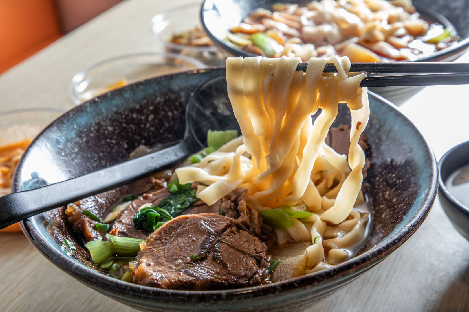 中原美食,中原牛肉麵,牛吃嫩草牛肉麵館