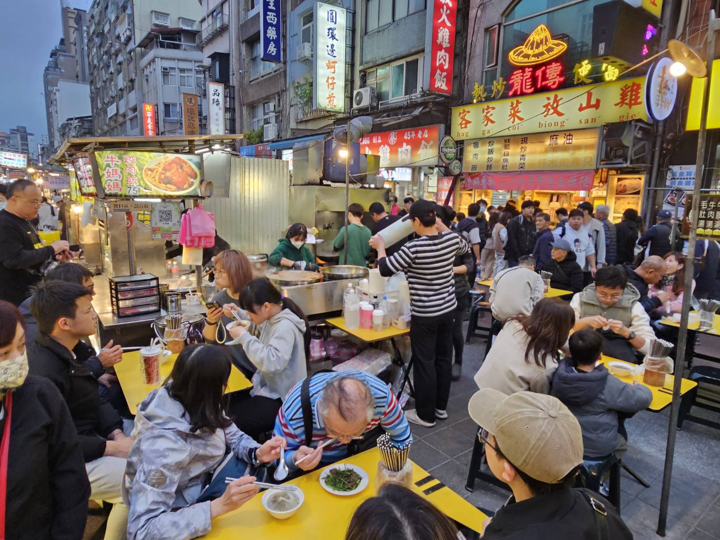 寧夏夜市美食,牛媽媽控肉飯（沙茶牛肉）,寧夏夜市炒牛肉 @大手牽小手。玩樂趣