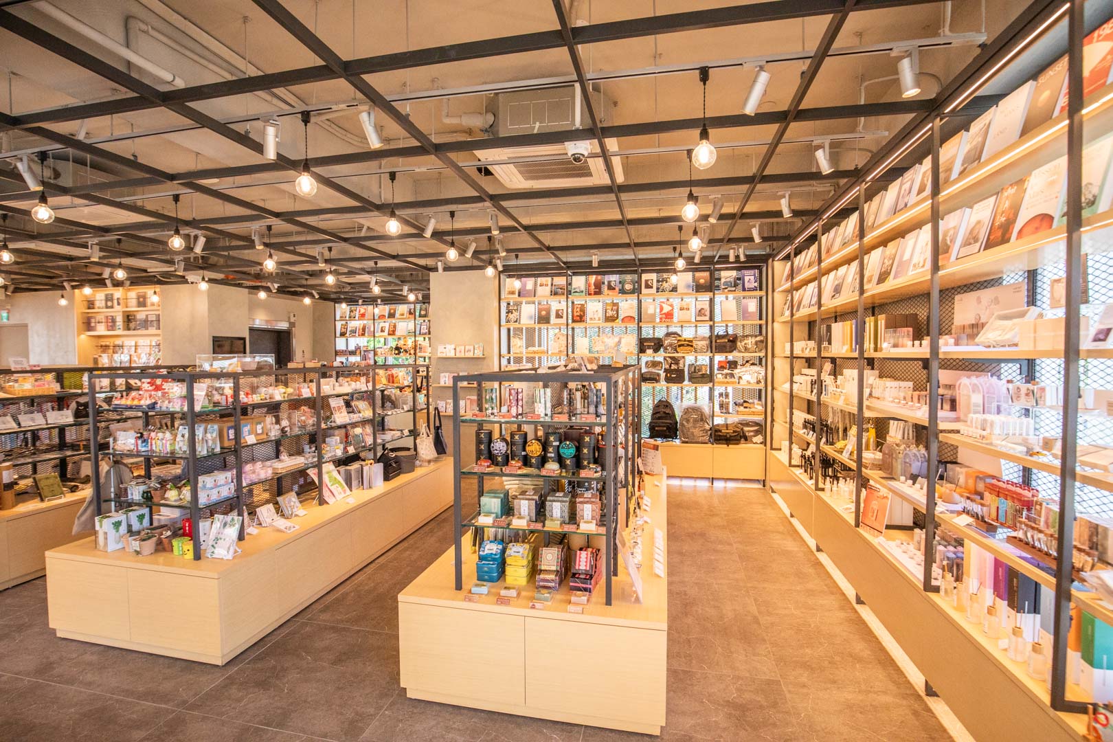 南投休息站,日月町複合式商場