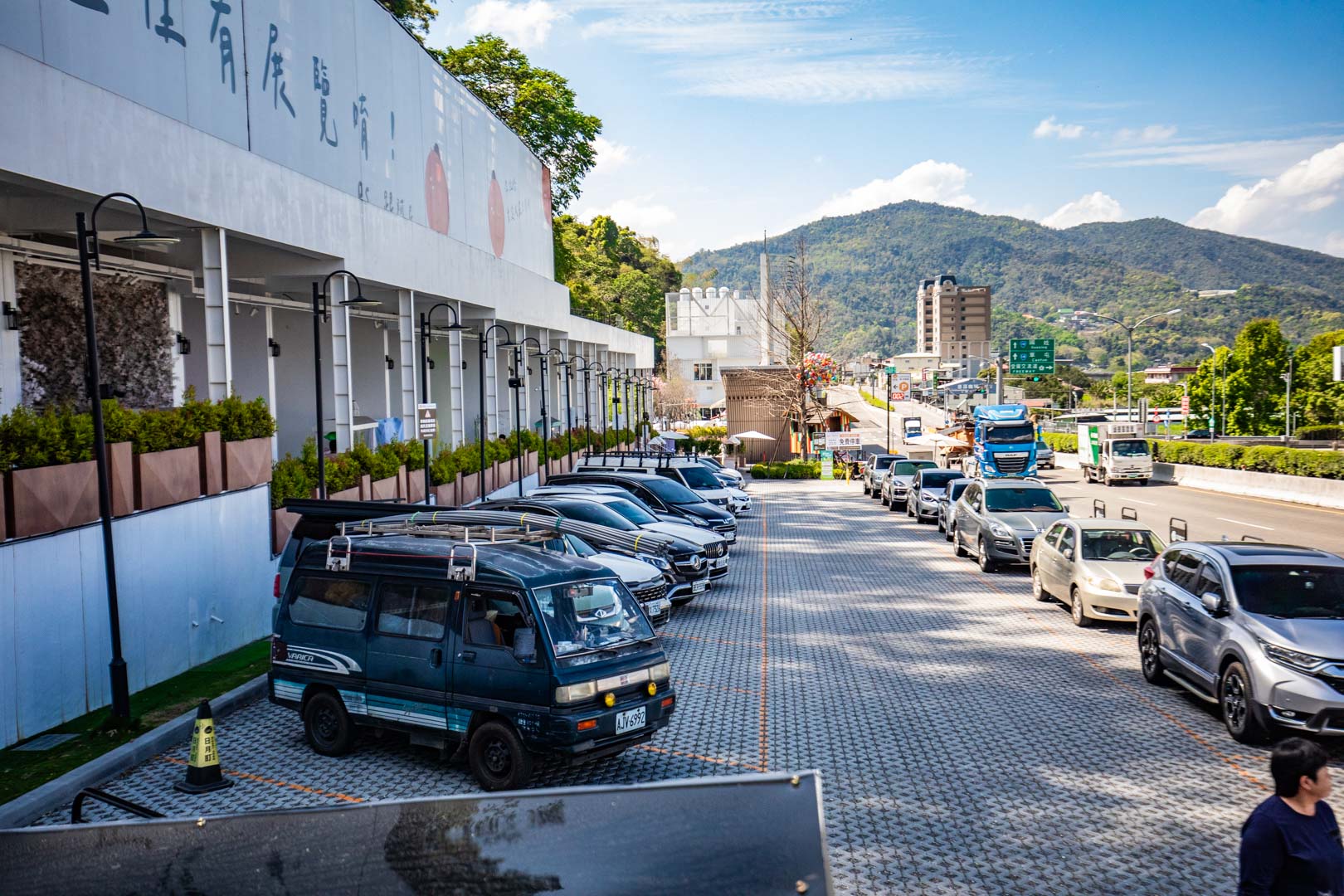南投休息站,日月町複合式商場