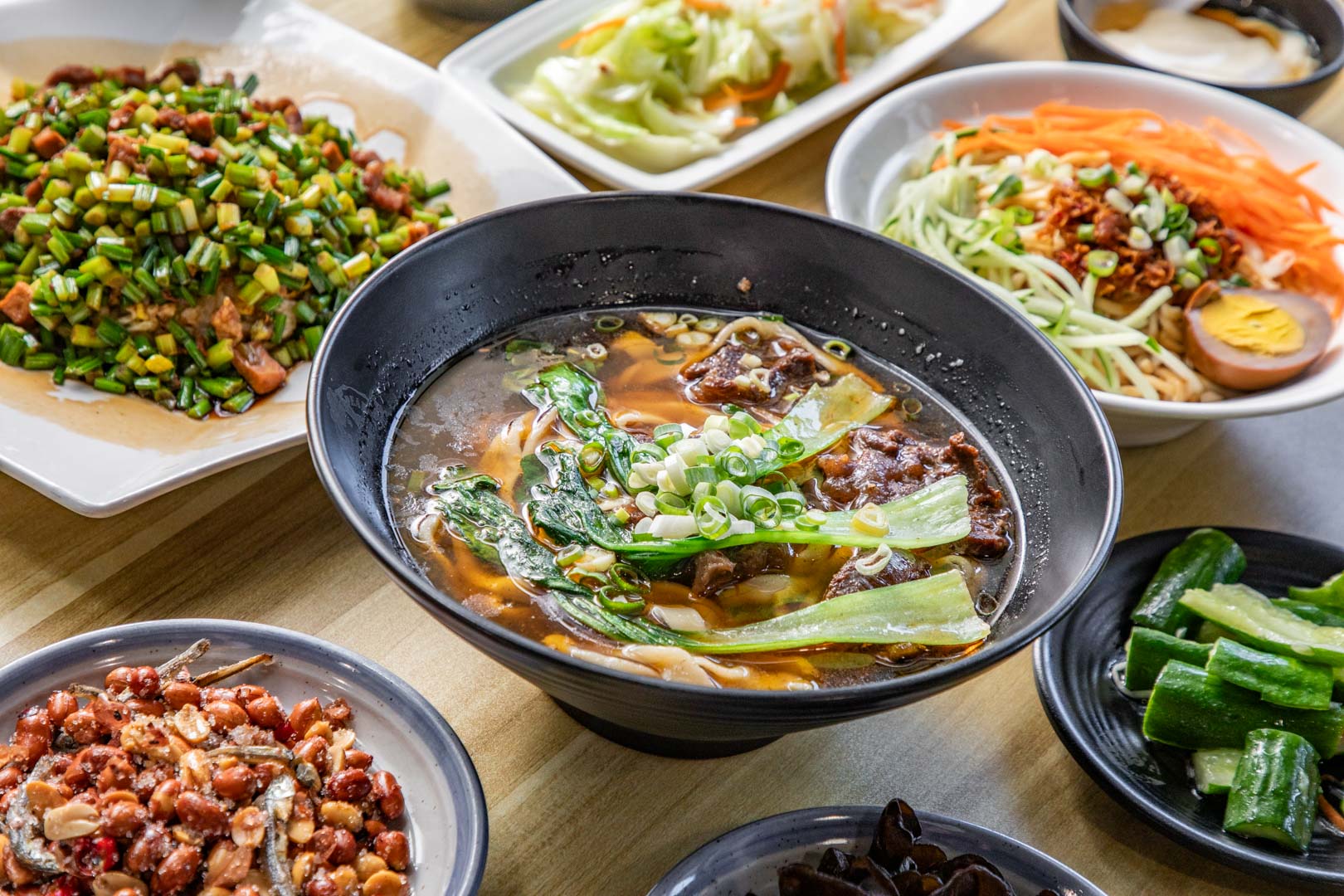 網站近期文章：鍾小勤麵食館｜CP值超高牛肉麵館！牛肉麵湯鮮味濃肉大塊，免費續湯續麵大碗公份量超佛心，豆花飲料免費隨你吃喝不加價