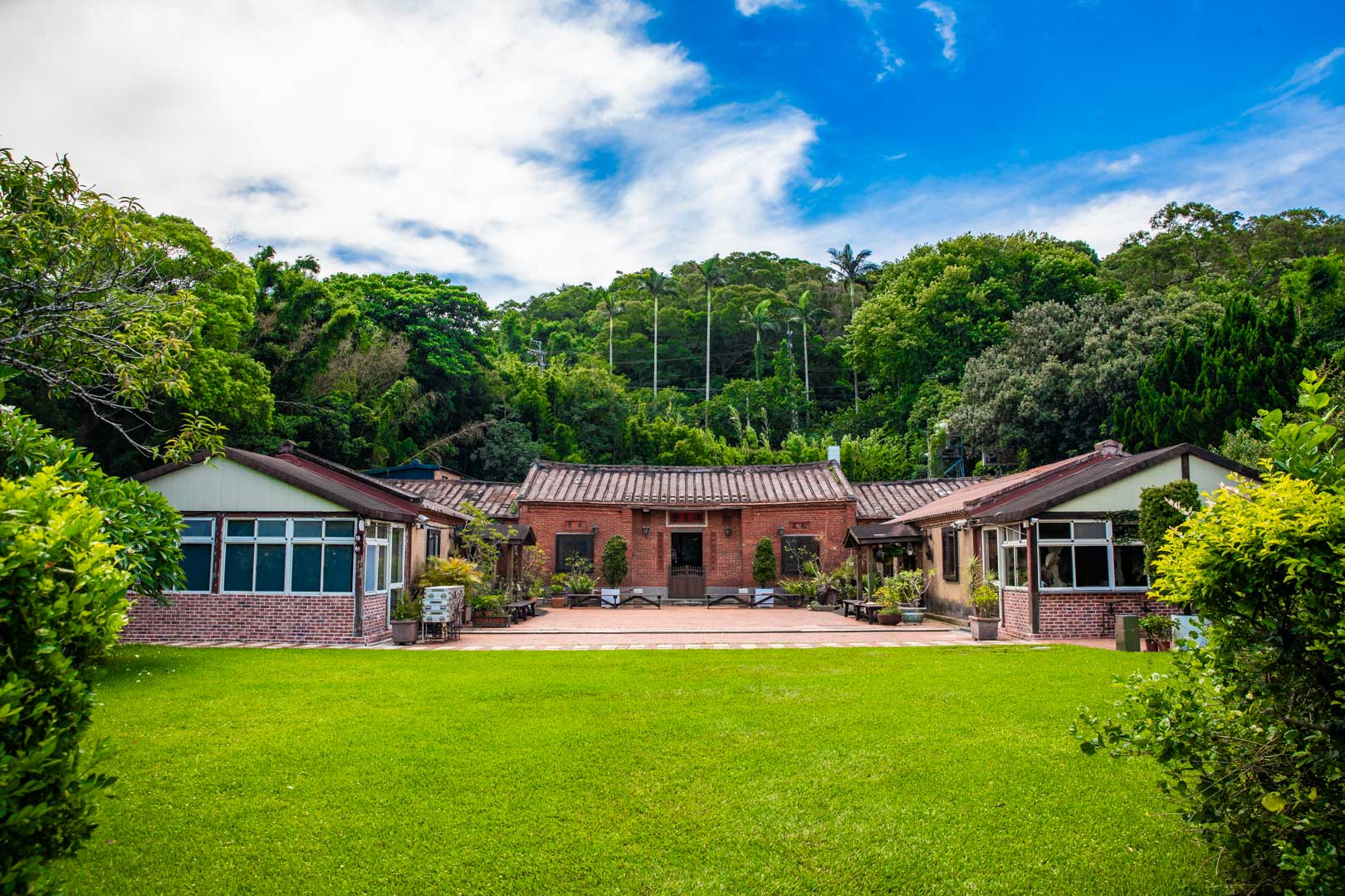 網站近期文章：八方園百年三合院景觀客家餐廳｜百年三合院老師傅的古法客家手路菜！政商名流爭相造訪隱藏版老宅餐廳